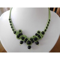 Vihreä kaulakoru